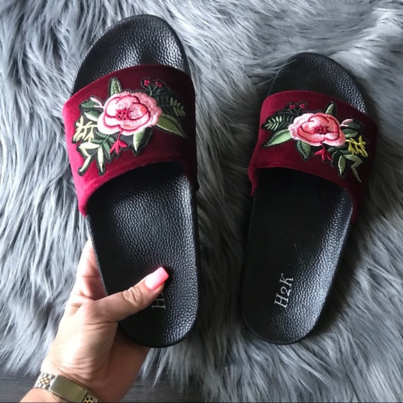 NWB 🌹 VELVET ROSE EMBROIDERED PATCH SLIDE - Picture 7 of 8